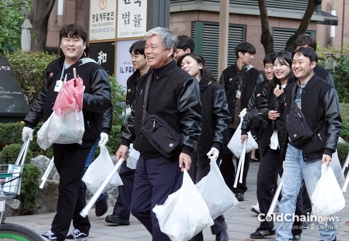 종로구 CJ대한통운 본사일대에서 신영수 대표(앞줄 왼쪽 두번째)를 비롯한 경영진과 임직원 400여명이 플러깅행사를 진행했다.