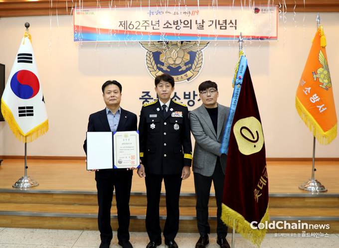 제62주년 소방의 날 행사에서 김태웅 롯데글로벌로지스 안전환경혁신부문장, 김길중 서울중부소방서장(좌 부터)이 기념촬영을 하고 있다.
