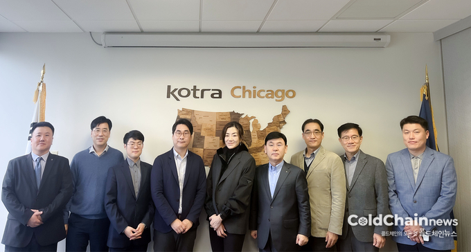 조현민 한진 사장(좌 5번째), 노삼석 한진 사장(좌 6번)이 KOTRA 시카고무역관을 방문해 물류시장 동향을 점검한 후 기념촬영하고 있다.