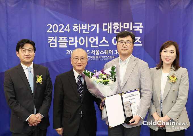 업무협약 체결 후 박민욱 NS홈쇼핑 고객지원본부 SCM팀장, 유대희 NS홈쇼핑 고객지원본부장, 이충규 한진 택배사업본부장, 이혜준 한진 전략영업부 담당(좌부터)이 기념촬영을 하고 있다.
