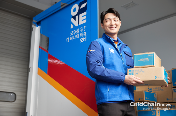 CJ대한통운 택배기사가 상품을 운송하고 있다.