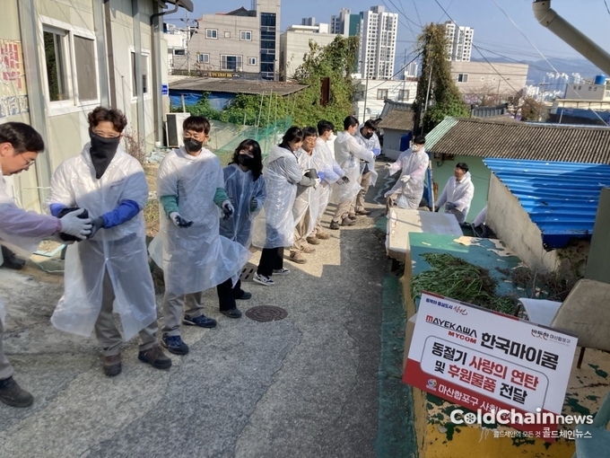 경남 창원시 마산합포구일대에서 한국마이콤 창원공장 봉사단 15명이 연탄전달 봉사활동을 진행하고 있다.