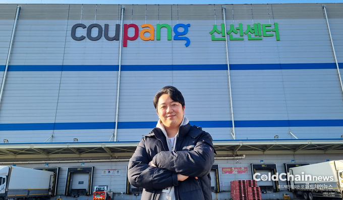 김성태 쿠팡 인사팀장이 쿠팡용인물류센터 앞에서 기념촬영하고 있다.