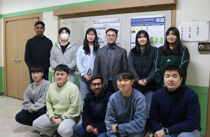 조홍현 위원장(2번째 줄 우측 3번째)과 조선대학교 기계공학과 열전달 실험실 연구원생들.