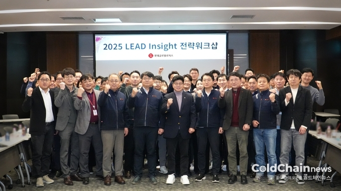 ‘2025 LEAD Insight’ 전략 워크숍 성료 후 강병구 대표와 전 임원 및 주요 실무진이 기념촬영하고 있다.