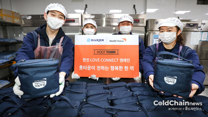 한진이 ‘Love Connect’ 4차 캠페인을 통해 ‘사랑의 도시락’에 후원금을 전달한 후 기념촬영하고 있다.