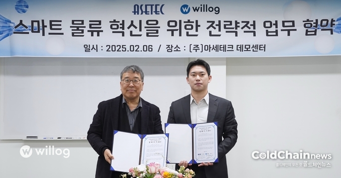박종석 아세테크 대표(좌)와 윌로그 윤지현 대표가 스마트물류 혁신을 위한 전략적 업무협약을 체결 후 기념촬영하고 있다.
