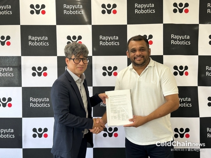 박정훈 로지스올컨설팅 CEO(좌), Gajan Mohanarajah 라퓨타로보틱스 CEO가 업무협약을 체결하고 기념촬영하고 있다.