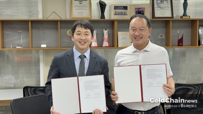 천영석 트위니 대표(좌), 차왓 VRI 대표가 업무협약을 체결하고 기념촬영하고 있다.