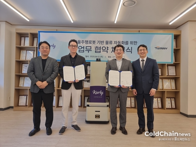 권지훈 컬리 본부장, 천홍석·천영석 트위니 대표(좌 2번째부터)가 업무협약 체결 후 기념촬영하고 있다.