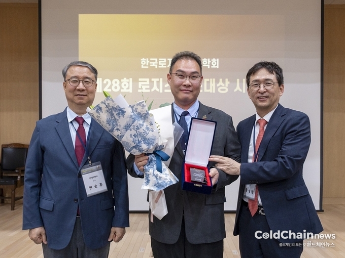 민승홍 교수(한국로지스틱스 전 학회장), 이민재 BGF로지스 대표, 문성암 한국로지스틱스학회장(좌부터)이 기념촬영을 하고 있다.