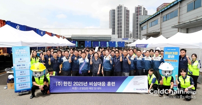 혹서기 온열질환 대응훈련을 실시하고 조현민(좌 6번째)·노삼석(좌 4번째) 사장이 임직원들과 함께 기념촬영하고 있다.