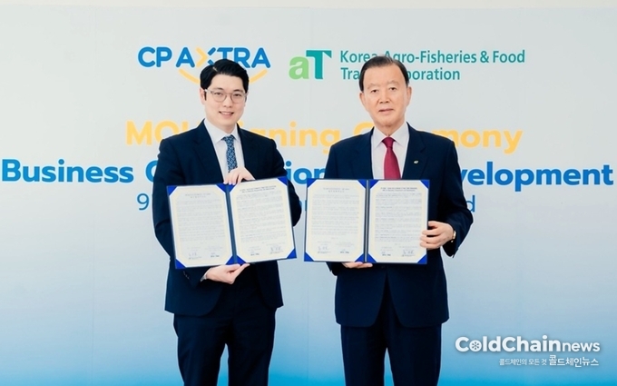 홍문표 aT 사장(우), 타닛 찌야와논 CP AXTRA 최고사업책임자(좌)가 MOU 체결 후 기념촬영하고 있다.
