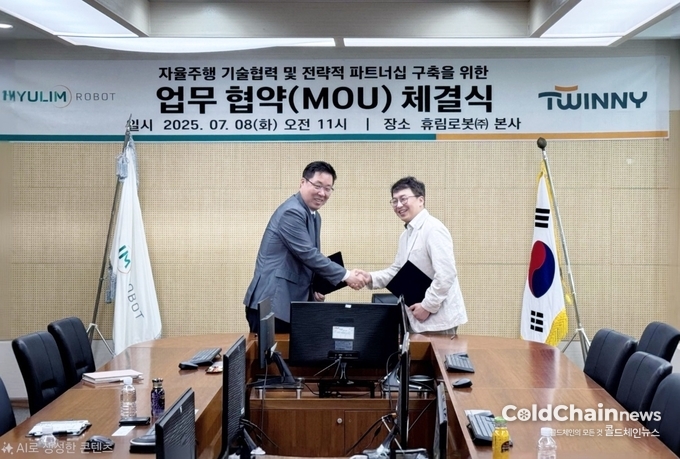 천홍석 트위니 대표(우),김봉관 휴림로봇 대표가 천안 소재 휴림로봇 본사에서 업무협약을 체결하고 기념촬영하고 있다.