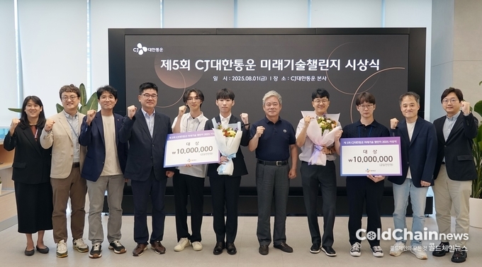 '미래기술챌린지' 시상식에서 신영수 대표(좌 일곱번째), 참가자, 임직원 등이 기념촬영하고 있다.