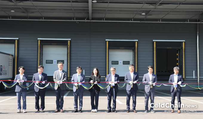 김영주 한국철도기술연구원 첨단물류시스템연구실장, LG전자 박완규 상무, 이재설 한국에너지기술평가원 본부장, 천영길 KCL 원장, 서지영 한국컨테이너풀 대표, 서병륜 로지스올 회장, 이디야 문창기 회장, 조성재 한국로지스풀 SC솔루션사업부문대표, 박정훈 로지스올컨설팅 대표(좌부터)가 로지스올 이천물류센터 개소식에서 테이프커팅식을 진행하고 있다.