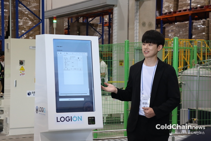 최현호 로지스올 프로가 제품의 최종송장을 바로 출력할 수 있는 LOGION시스템을 설명하고 있다.