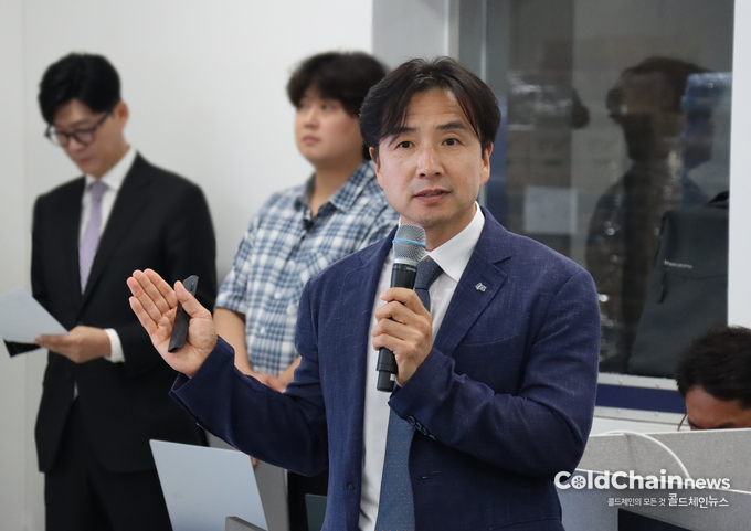 오재영 KCL 소재융합본부 유통물류센터장이 '콜드체인 물류센터 에너지통합관리시스템(C-TES)'를 설명하고 있다.