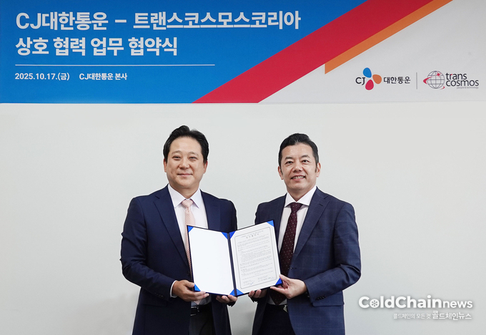 장영호 CJ대한통운 IFS본부장(좌),타니 히로유키 TCK 대표가 업무협약 체결 후 기념촬영하고 있다.