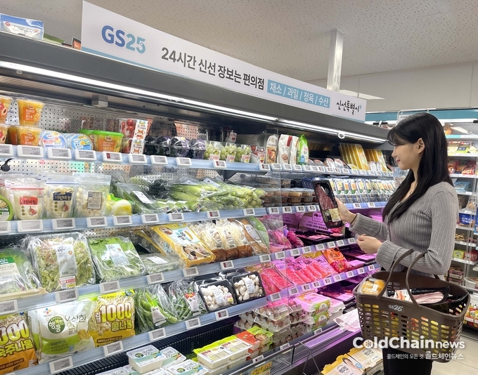 GS25 신선강화형 매장에서 고객이 장을 보고 있다.