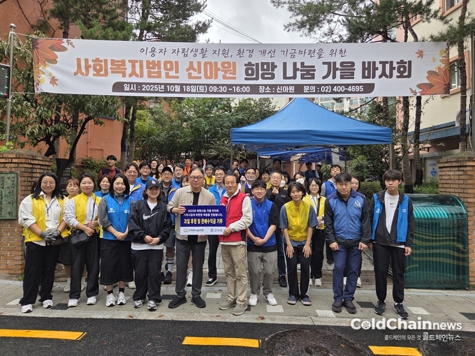 ‘2025 희망나눔 바자회’에 참여한 가락시장 공익법인 희망나눔마켓 구성원들이 기념촬영하고 있다.