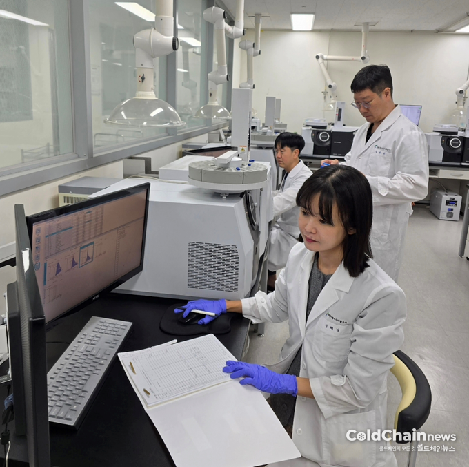 서울농식품공사에서 잔류농약 검사를 진행하고 있다.