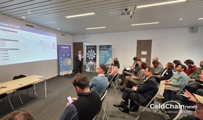 피지컬 인터넷 글로벌 워크샵에서 채희원 로지스올컨설팅 본부장이 발표하고 있다.