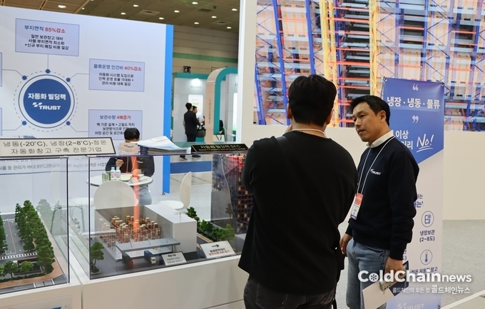 ‘자동화빌딩랙(Automated Building Rack)’을 설명하고 있는 이준우 트러스트 대표.