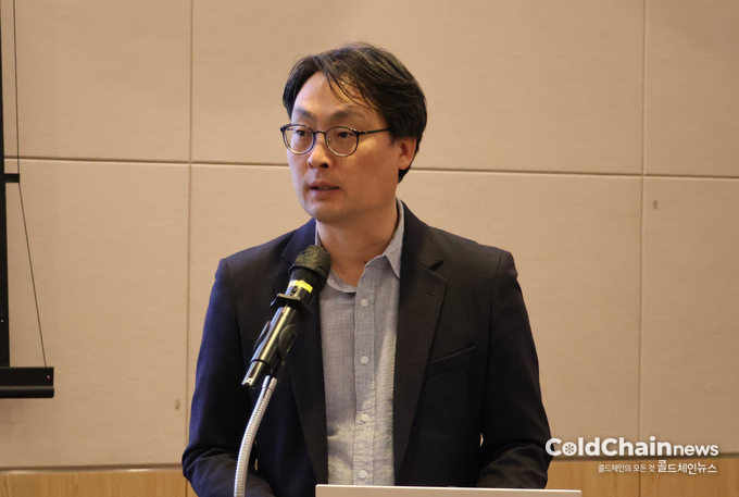 강은철 칸미디어그룹 대표가 사회를 하고 있다.