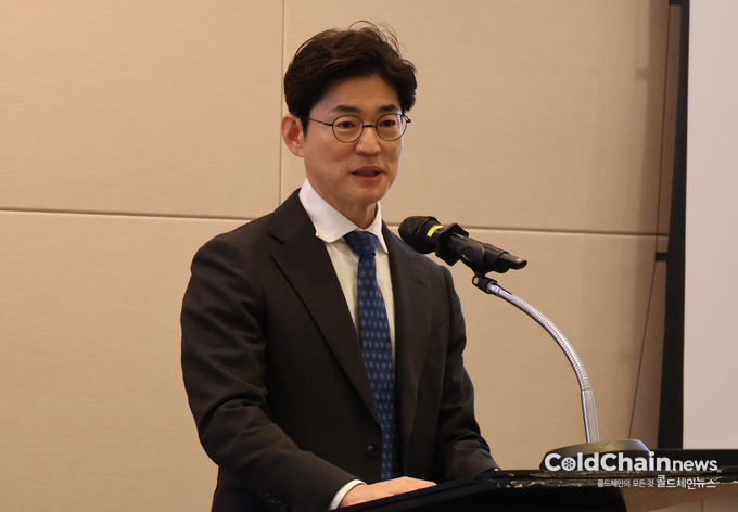 엄찬왕 화학산업협회 상근부회장이 개회사를 하고 있다.