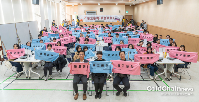 김민영 동아쏘시오홀딩스 대표(앞줄 우 끝)와 황주연 구립동대문장애인종합복지관 관장(가운데)이 동아쏘시오그룹 임직원 및 발달장애인들과 함께 구립동대문장애인종합복지관에서 기념촬영하고 있다.