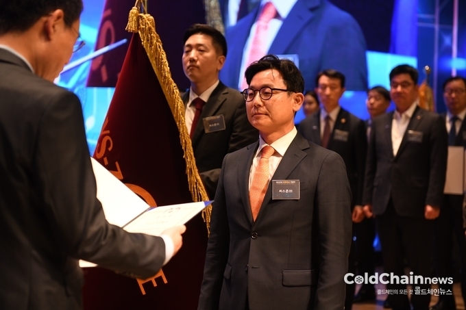 정찬원 씨스존 대표가 한국물류대상 시상식에서 대통령표창을 받고 있다.
