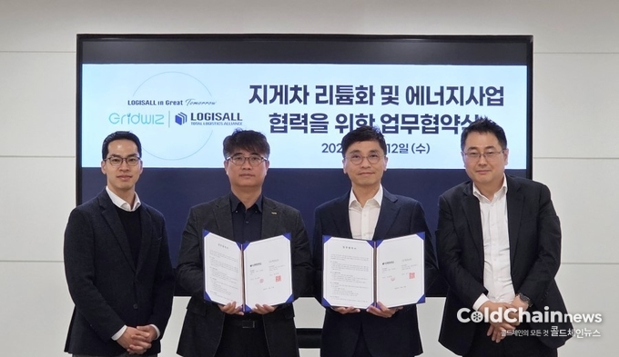 안무성 그리드위즈 이사, 김순석 로지스올 구매생산부문 대표, 류준우 그리드위즈 사장, 김하나 로지스올 신에너지 팀장(좌부터)이 지속가능 물류혁신을 위한 업무협약 체결 후 기념촬영하고 있다.