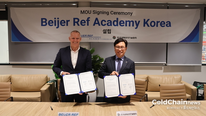 Wayne Ferguson Beijer Ref APAC COO(좌)와 이용태 냉매관리기술협회 회장이 MOU를 체결하고 기념촬영하고 있다.