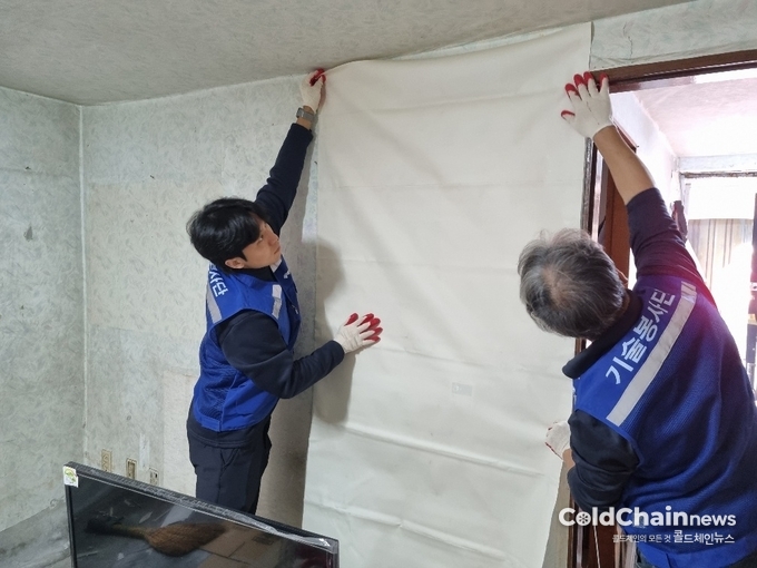 서울시농수산식품공사 강서지사 기술봉사단이 봉사활동으로 도배작업을 하고 있다.