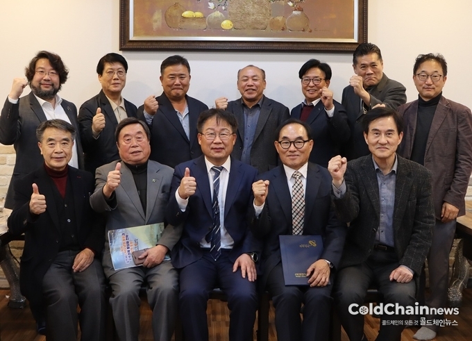 기후에너지냉열산업협회 발기인 대회를 마치고 이동건 이사장, 신완순 이사(당진시 개발위원회 위원장), 서천석 이사(테라플랫폼 대표) (3번째부터) 등 협회 주요인사가 기념촬영하고 있다.