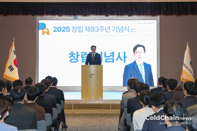 김민영 동아쏘시오홀딩스 대표(가운데)가 창립 제93주년 기념식에서 창립기념사를 하고 있다.