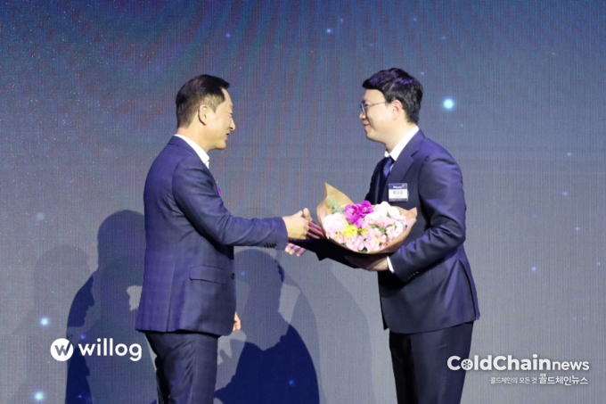 배성훈 윌로그 대표가 ‘2025년 바이오 혁신성장기업 유공 표창’에서 한국바이오협회장상을 수상하고 있다.