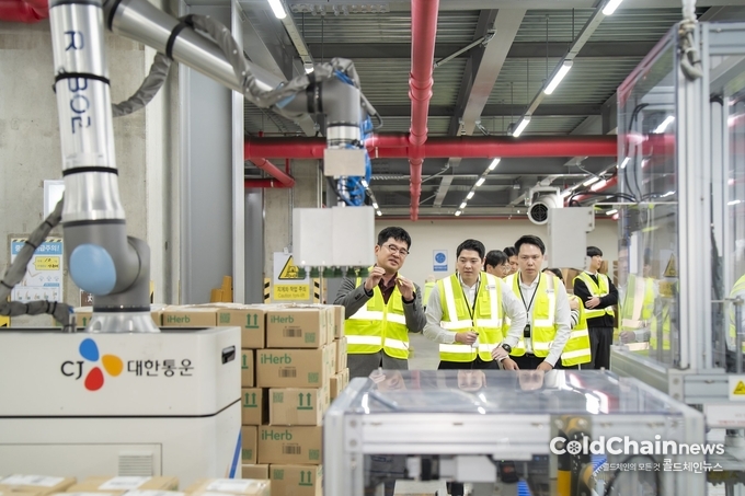 인천GDC를 방문한 CP엑스트라 참관단이 이동형 로봇 팔렛타이저를 참관하고 있다.