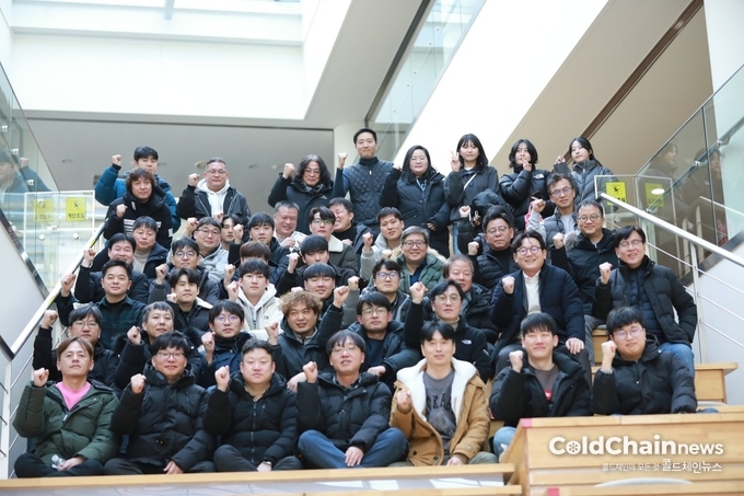 씨스존 2025전사워크숍에서 임직원들이 기념촬영하고 있 다