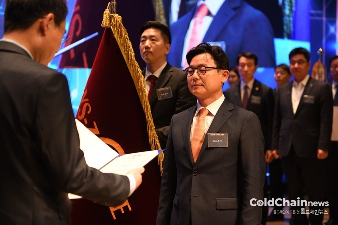 정찬원 씨스존 대표(우)가 물류대상에서 대통령표창을 수상하고 있다.