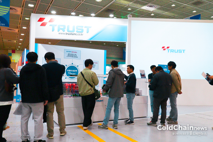 이준우 대표가 ‘2025 푸드위크 코리아’에서 고객들을 만나 자동화빌딩랙에 대해 설명하고 있다.