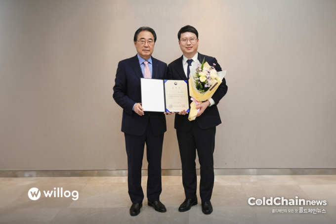 오규섭 식품안전협회 회장(좌)와 배성훈 윌로그 대표가 ‘식품의약품안전처장상’ 수상 후 기념촬영하고 있다.