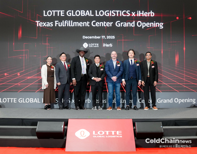 ‘덴턴 풀필먼트센터’ 오프닝행사에서 강병구 롯데글로벌로지스 대표(사진 가운데), 제라드 허스페스 덴턴시장(좌 3번째), 잭 토만 아이허브 COO(우 3번째) 등 주요 관계자들이 기념촬영하고 있다.