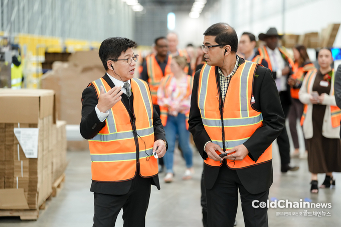 행사 종료 후 강병구 롯데글로벌로지스 대표(좌) 등 관계자들이 현장을 둘러보고 있다.