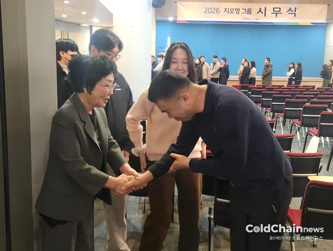 지오영그룹 2026년 시무식에서 조선혜회장(좌)이 직원들과 인사를 나누고 있다.