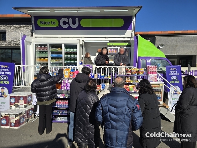 CU를 운영하는 BGF리테일은 한국노인인력개발원, 한국부동산원과 함께 지난 1월22일 공주시 계룡면 일대에 시니어 이동형 편의점을 첫 파견했다.