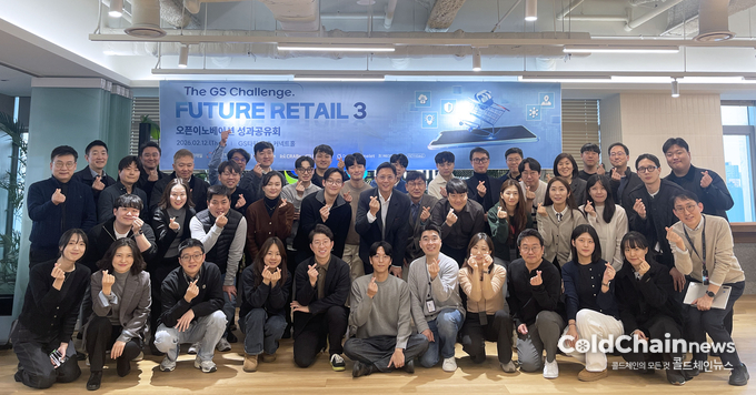 허서홍 GS리테일 대표(좌 2열 6번째))와 7개 스타트업 임직원 등이 3기 '퓨처 리테일' 성과공유회에서 기념촬영하고 있다.