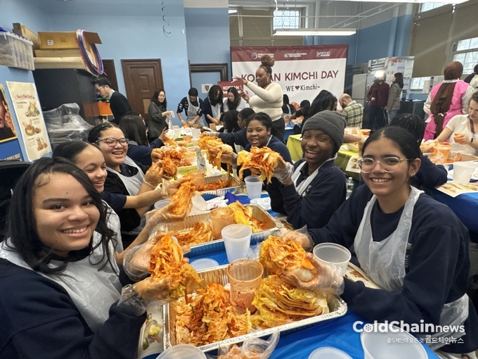 뉴욕 맨해튼 공립고 학생들이 김치담그기 체험을 하고 있다.