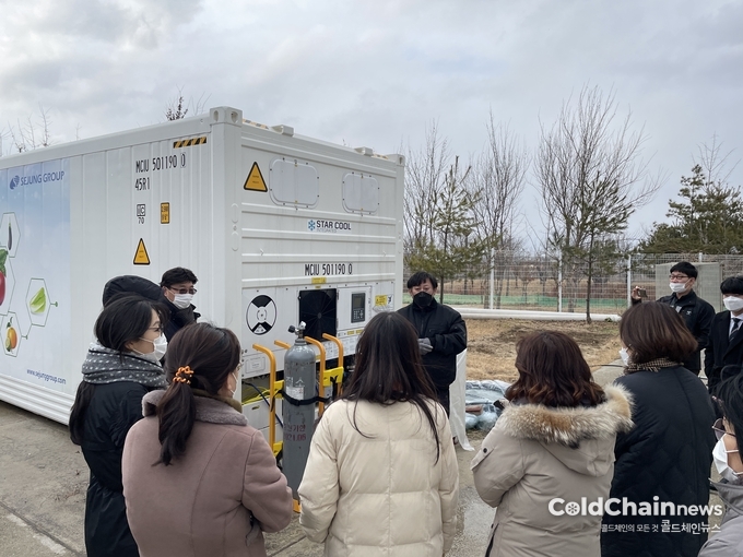 김희건 MAERSK CONTAINER INDUSTRY Manager가 국립원예특작과학원에서 설명하고 있다.